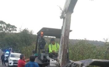 INCENDIO DE VEHÍCULO EN TARÍMBARO POR FALLA MECÁNICA