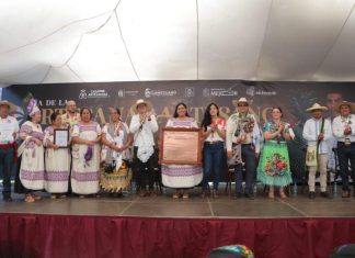 Distinguen a 64 artesanos michoacanos con más de 25 años de trayectoria